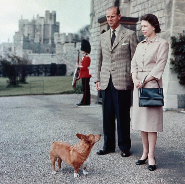 Felipe de Edimburgo, la reina Isabel y uno de sus corguis.