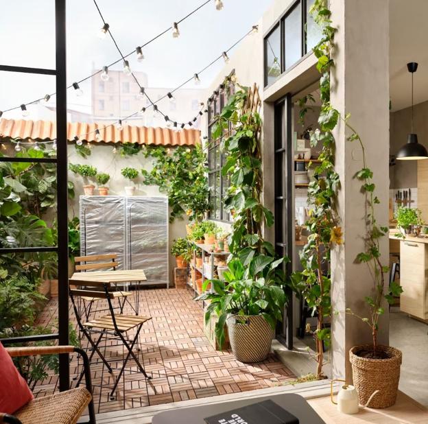 Muebles de exterior preciosos (y muy baratos) de IKEA para decorar una terraza pequeña por muy poco dinero