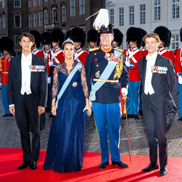 El conde Nicolás junto a la mujer de su padre, la princesa Marie, su padre, el príncipe Joaquiín, y su hermano, Félix. 