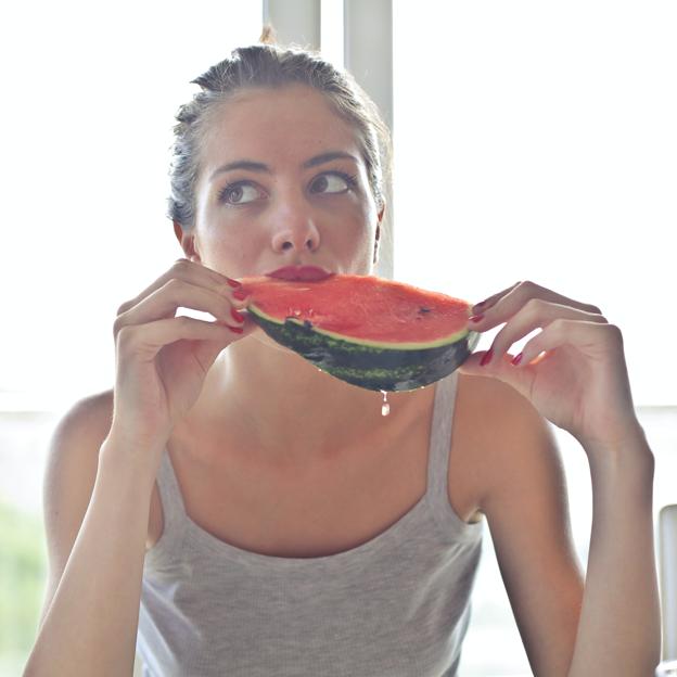 Mujer comiendo sandía