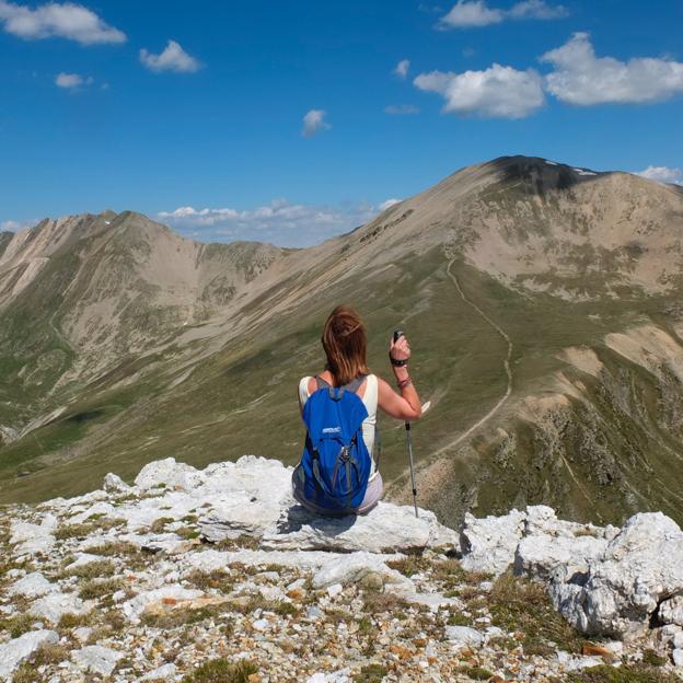 Qué es el Nordic walking y por qué caminar con bastones te ayuda a quemar más calorías, aumentar tu fuerza y mejorar tu corazón