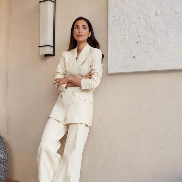 Traje de Massimo Dutti y sandalias de tacón cómodo: el total look blanco de Sassa de Osma es ideal para el entretiempo