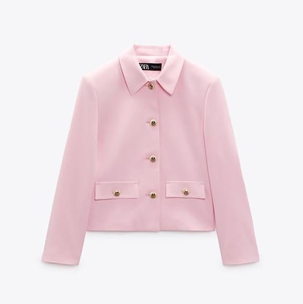 Una chaqueta de Zara rosa muy parecida a la de la baronesa Thyssen.