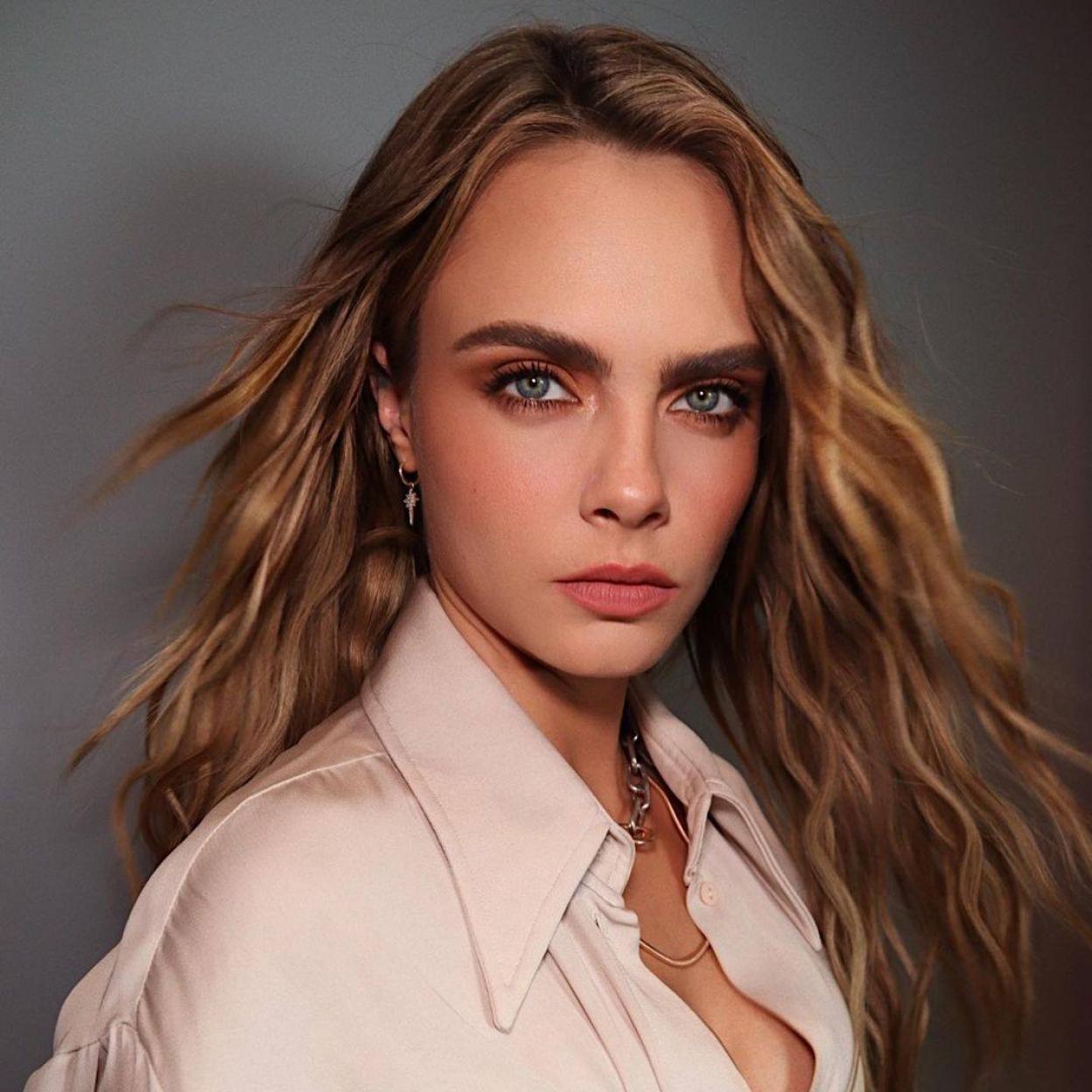 Cara Delevigne con pelo en movimiento/@HUNGVANNGO