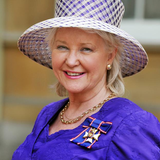 Angela Kelly, estilista de la reina Isabel II.