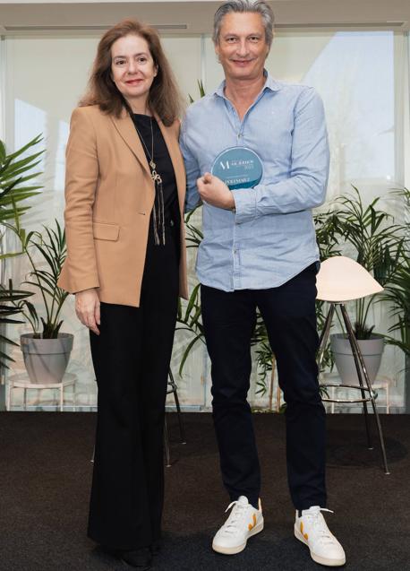 Stephane Le Guével, head of Polestar Iberia, ha recogido el galardón de manos de Lourdes Garzón, directora de Mujerhoy.