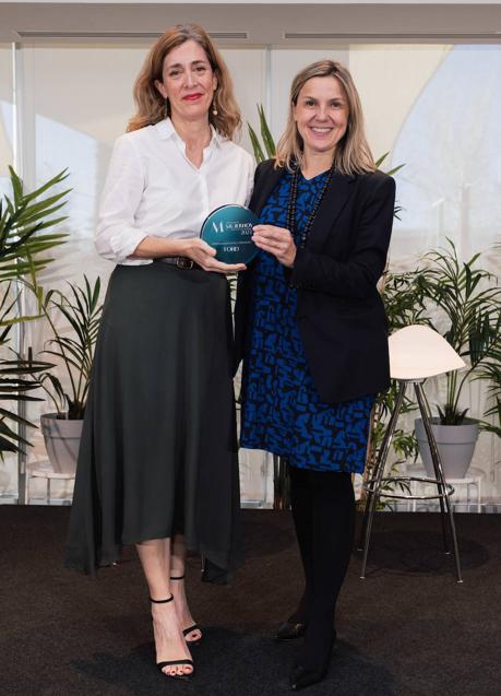 Cristina del Rey, directora de comunicación de Ford España, ha recibido el premio de manos de Ainhoa Bergés, directora de marketing del área de lujo, estilo de vida y revistas de Vocento.