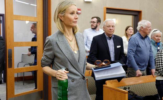 Gwyneth Paltrow, combinó un sencillo traje gris (de lana de máxima calidad) con una exhibición profusa de joyas de oro. 