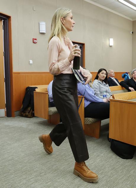 Gwyneth Paltrow lució un conjunto muy chic de culottes de piel negra y camisa rosa con lazada con unas botas de inspiración montaña. (FOTO: GETTY IMAGES)