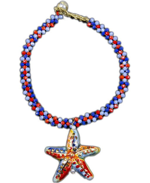 El collar Stella de Cashfana, una cadena triple tejida a mano con hilo de oro y piedra zirconita de colores realizada en cerámica siciliana (79,99 euros).