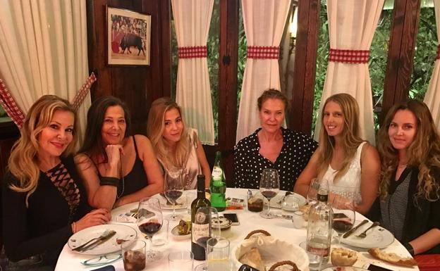 Otra reunión familia de las hermanas Obregón con sus herederas, 'las Obregonas'. 