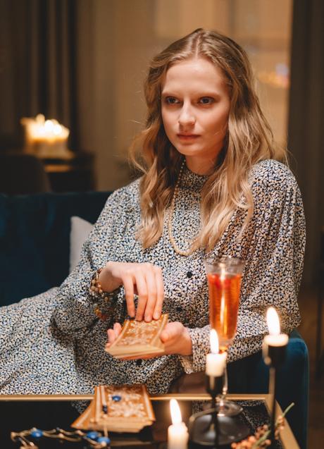 Mujer con cartas de tarot/PEXELS