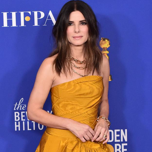 Sandra Bullock con vestido amarillo