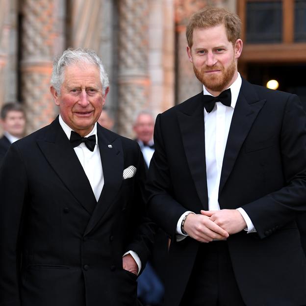 Carlos III y su hijo, el príncipe Harry.