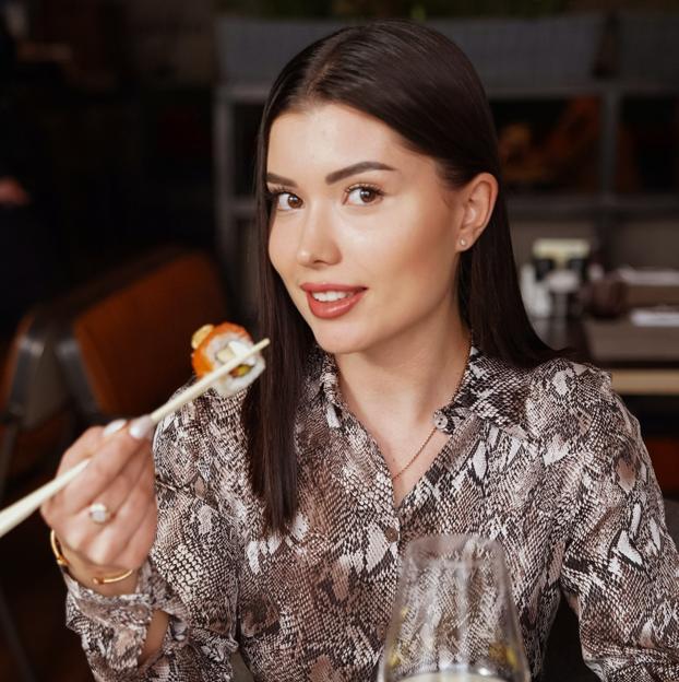 Mujer comiendo sushi