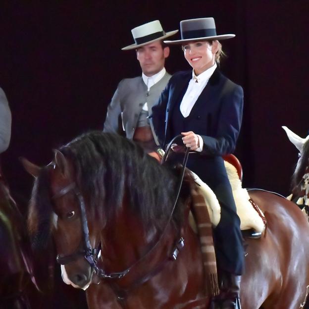 Elsa Pataky tonifica toda su musculatura montando a caballo. 