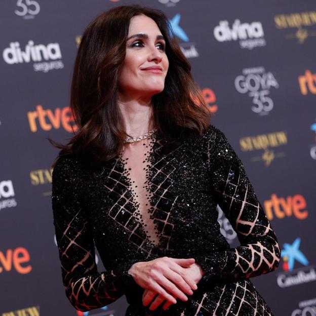 Paz Vega, con vestido negro con transparencias y escote pronunciado durante la entrega de los Premios Goya. 