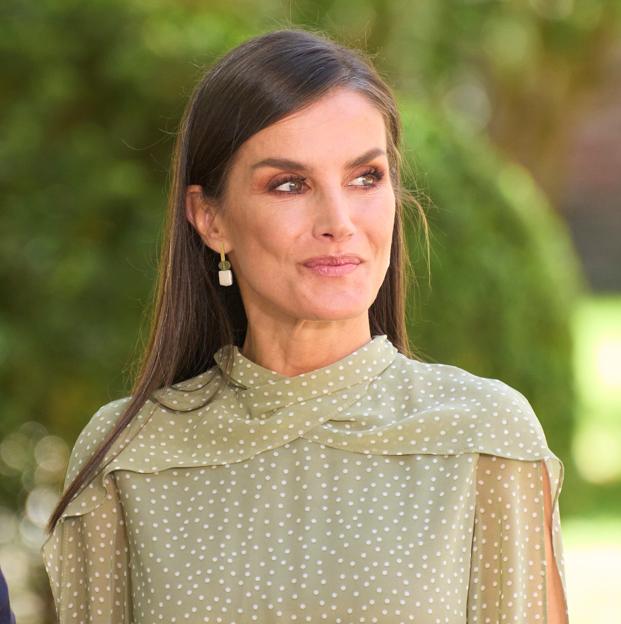 La reina Letizia se atreve con un vestido de lunares con corte súper original para entregar el Premio Cervantes en Alcalá de Henares