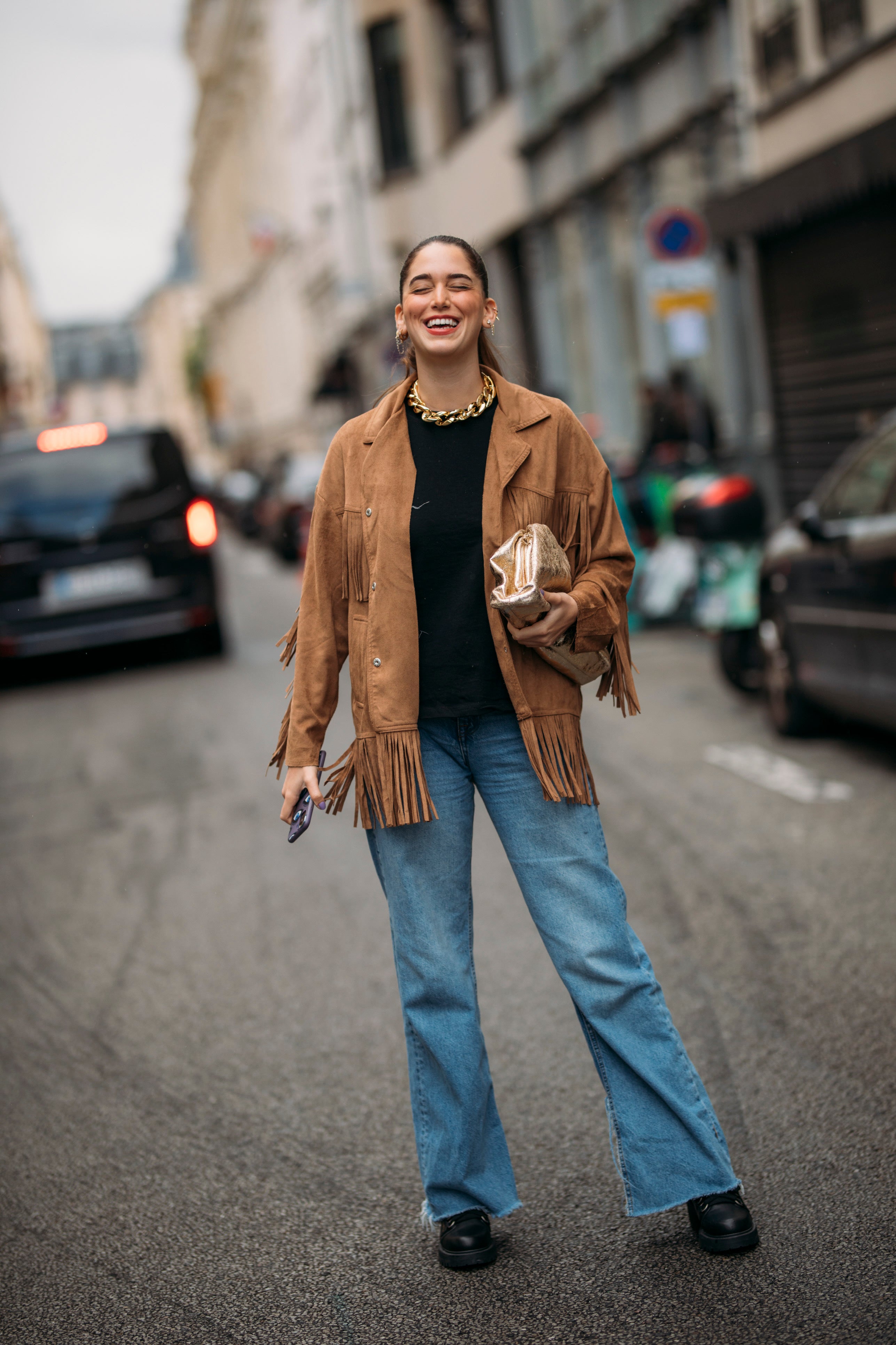 Una mujer con vaqueros estilo flare. Foto: Launchmetrics Spotlight.