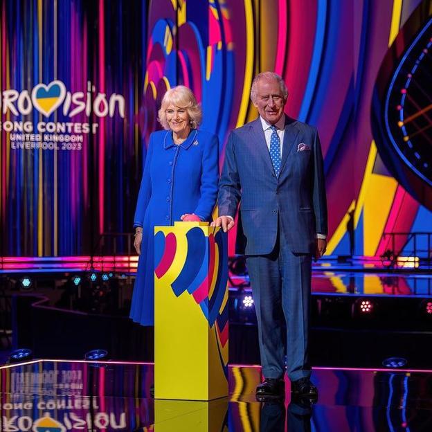 La reina consorte Camilla acompañó al rey Carlos III en el encendido del escenario de la inminente edición de Eurovisión. 