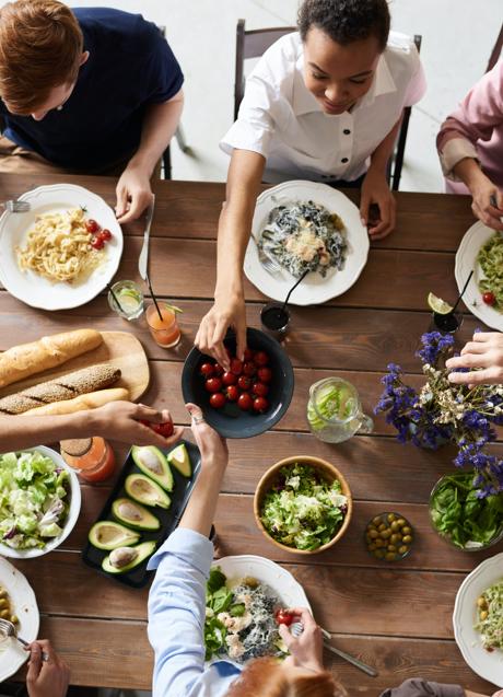 Grupo de amigos comiendo/PEXELS