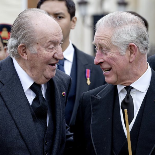 El rey Juan Carlos I y Carlos de Inglaterra están emparentados: son primos lejanos. 