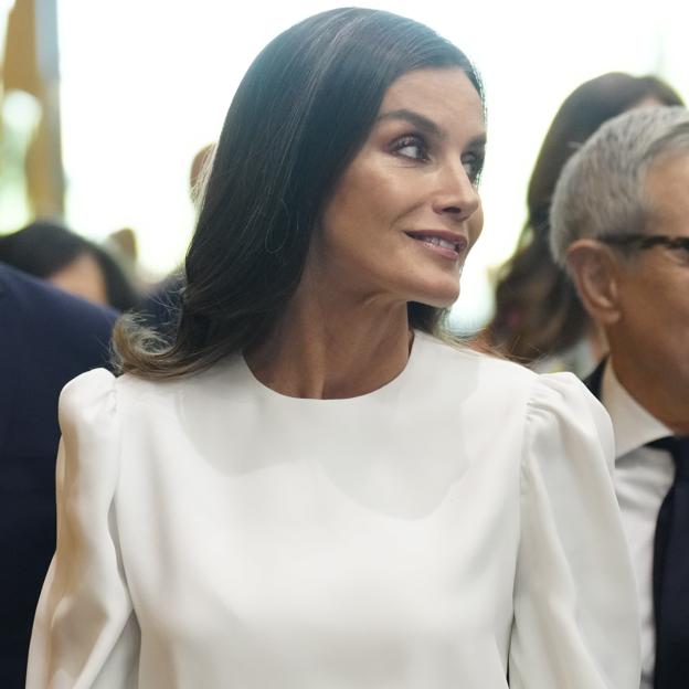 La reina Letizia, de blanco.