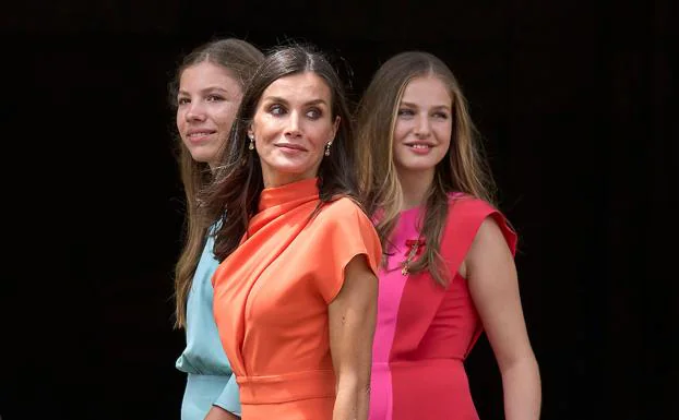 La reina Letizia, junto a la infanta Sofía y la princesa Leonor. 