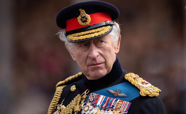 Carlos III vestido de uniforme militar. 