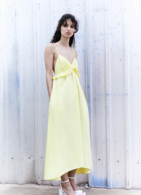 Vestido amarillo de Sfera (29,99 euros)