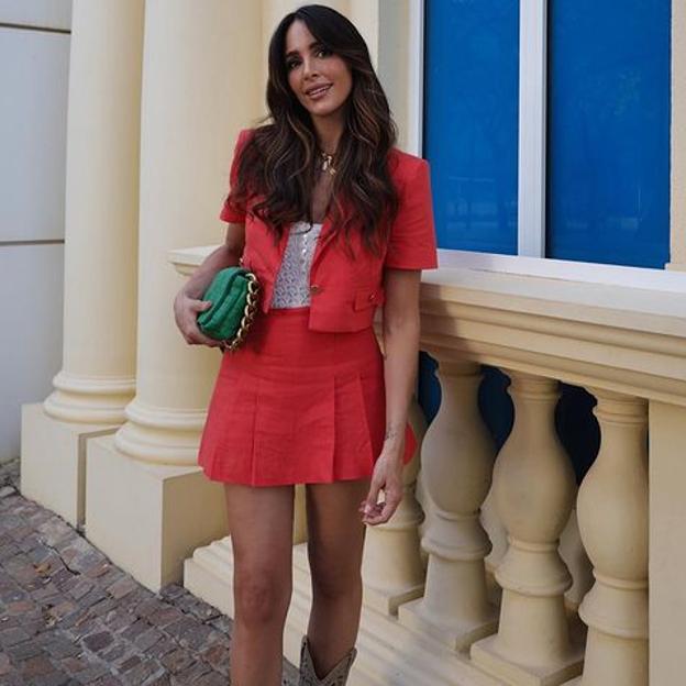 Las francesas más elegantes se han enamorado de este conjunto de punto con estampado de rayas que triunfará en verano