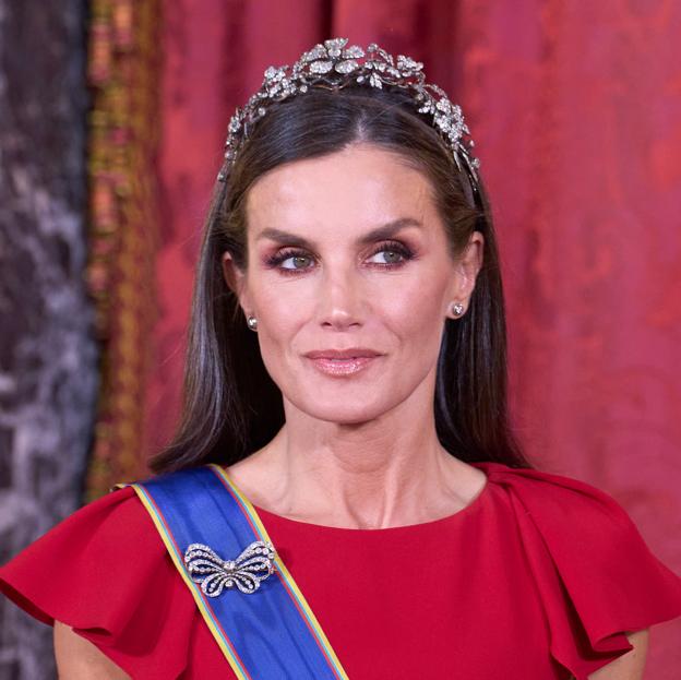 La historia secreta del broche de mariposa heredado de la reina Sofía que ha estrenado Letizia