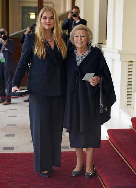 Beatriz y Amalia de Países Bajos, coordinadas en oscuro. (FOTO: GTRES)