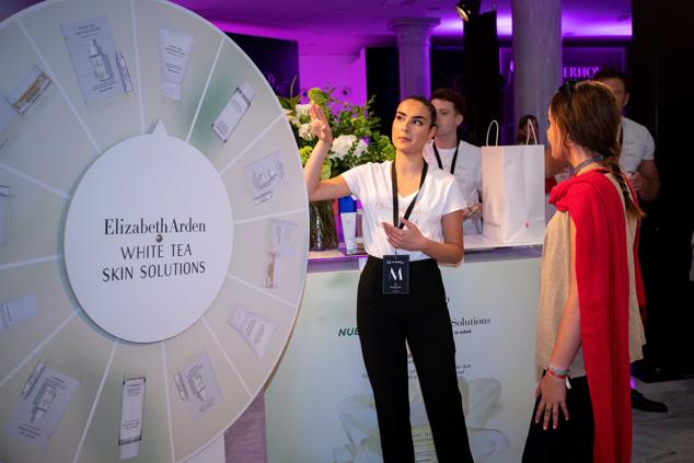 Los mejores momentos del Mujerhoy Fest en fotos: la ruleta de la gama White Tea Skin Solutions de Elizabeth Arden