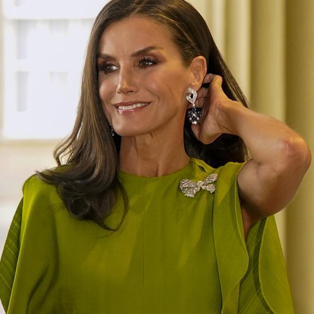 La reina Letizia, con vestido verde de Victoria Beckham.