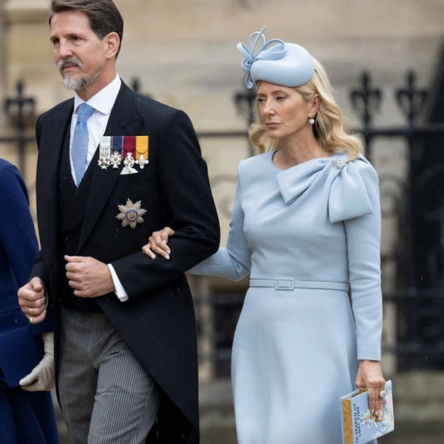 La expresión de hastío de Marie-Chantal Miller no favorecía en absoluto un look anodino en azul celeste. Su segundo look anodino en esta coronación de Carlos III. 