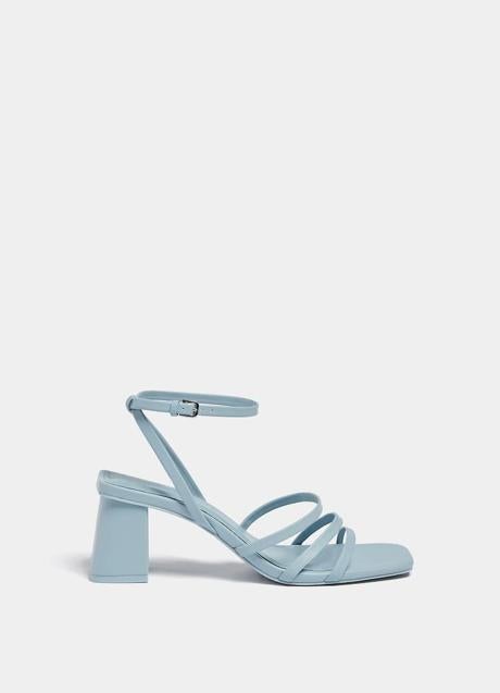 Sandalias azules de Pull & Bear (24,99 euros)