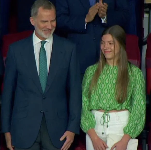 El look futbolero de la infanta Sofía con top verde de Zara que enseña tripa y pantalón blanco de talle alto