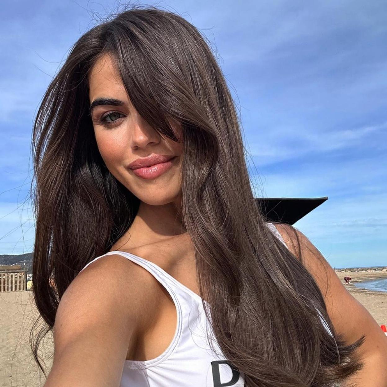 Una influencer con el cabello ondulado./@violeta