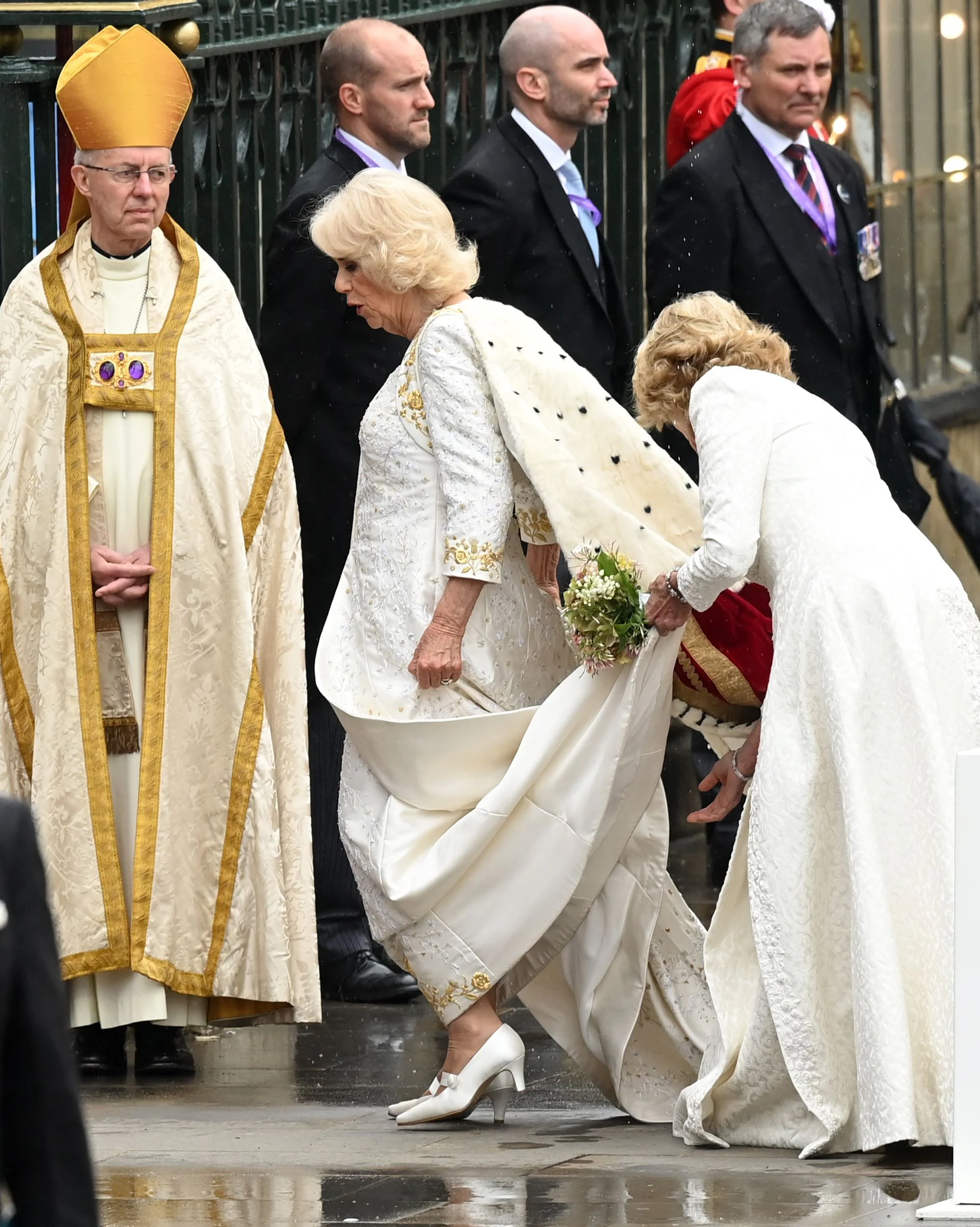 Detalle del vestido de la reina Camilla llegando a la Abadía de Westminster. 