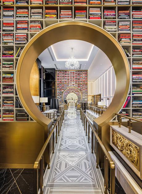 El imponente book lounge The Karl Lagerfeld Macau.