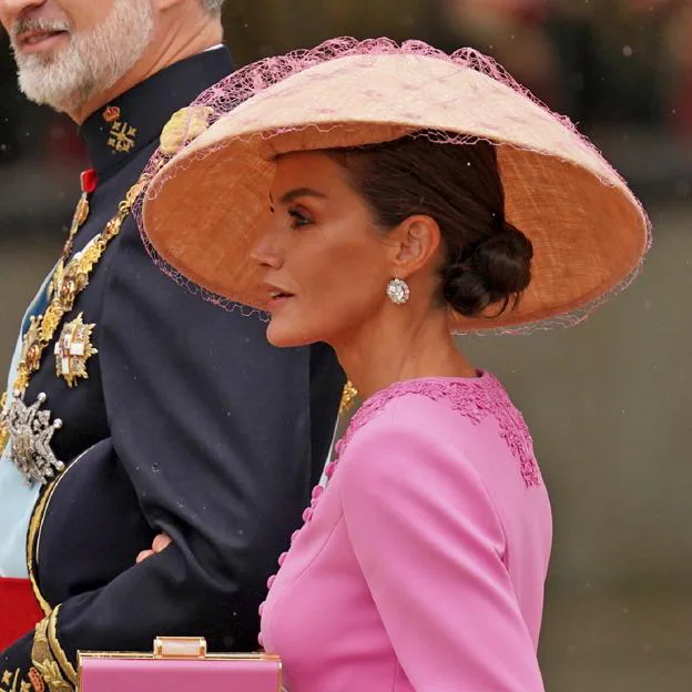La diseñadora española del espactacular sombrero de Letizia en la Coronación de Carlos III