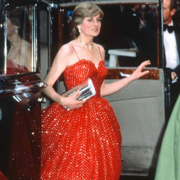 Diana de Gales con vestido rojo de Bruce Oldfield en los años 80. 