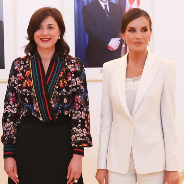 La reina Letizia, más elegante que nunca con un traje blanco impoluto y favorecedor en su vista a Zagreb