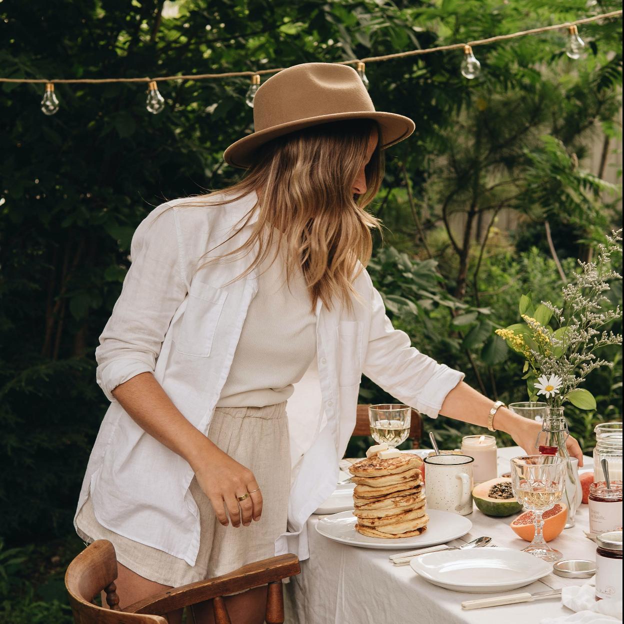 Mujer con bodegón con comida/pexels