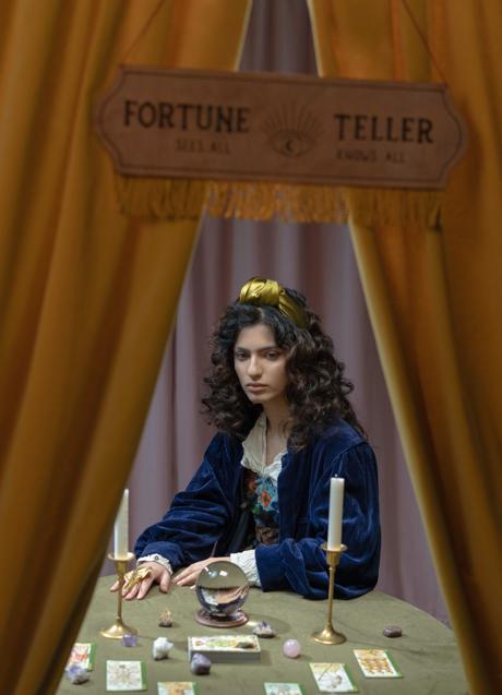 Mujer tirando el Tarot / PEXELS