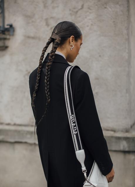 Una mujer en el street style con el peinado con trenzas de los 2000 de moda. Foto: lauchmetrics spotlight.