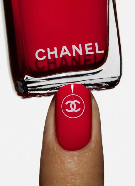 Los stickers en las uñas han llegado al mundo del lujo y puedes tener el logo de Chanel en tu manicura.