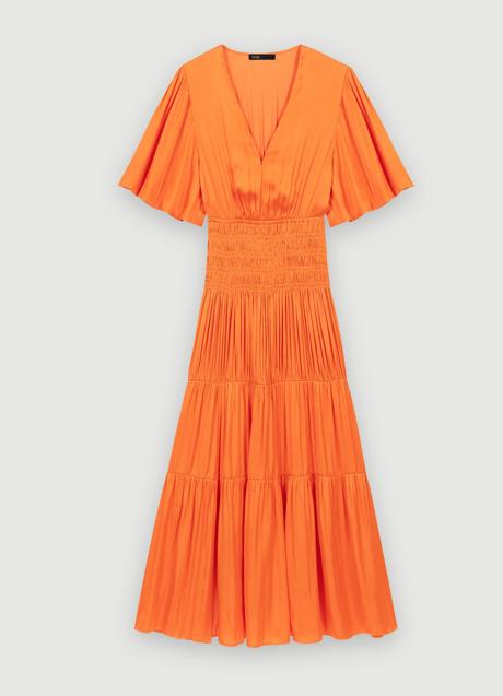 Vestido naranja satinado de Maje Paris. Rebajado de 295 euros a 236 euros.