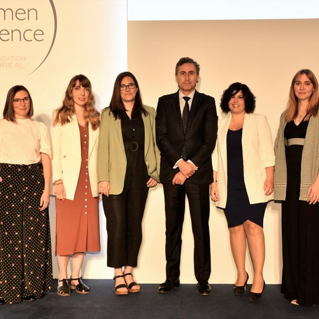 Las cinco galardonadas junto a Juan Alonso de Lomas, CEO de L'Oréal España y Portugal. 